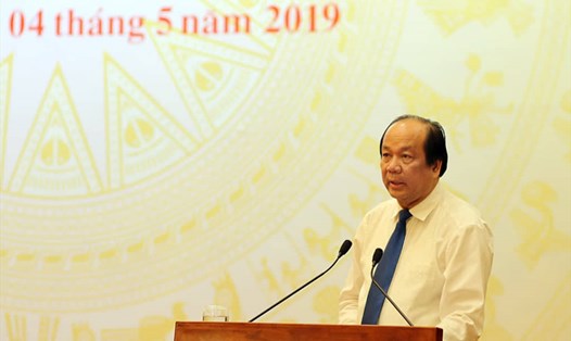 Bộ trưởng Mai Tiến Dũng thông tin về phiên họp Chính phủ thường kỳ tháng 4/2019 với báo chí. Ảnh: Trần Vương.