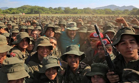 Tổng thống Nicolas Maduro thúc giục quân đội sẵn sàng đẩy lùi cuộc tấn công của Mỹ. Ảnh: AFP