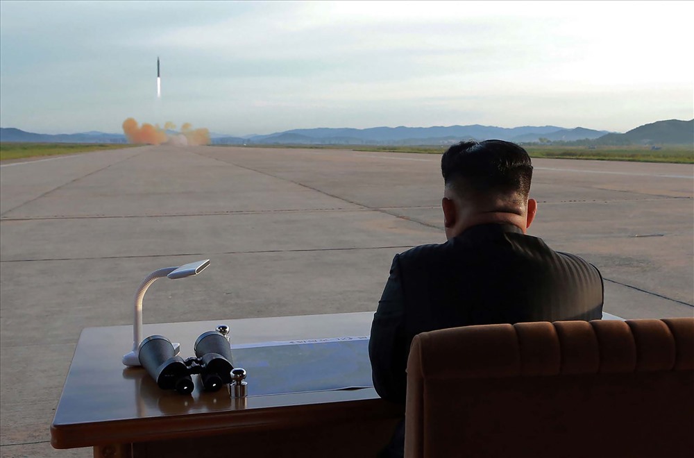 Ông Kim Jong-un giám sát một vụ phóng tên lửa của Triều Tiên. Ảnh: KCNA/AFP