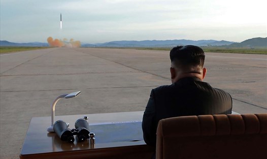 Ông Kim Jong-un giám sát một vụ phóng tên lửa của Triều Tiên. Ảnh: KCNA/AFP