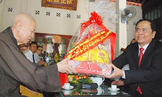 Ông Trần Thanh Mẫn - Chủ tịch Ủy ban Trung ương Mặt trận Tổ quốc Việt Nam tặng quà cho đại diện Giáo hội Phật giáo Việt Nam tỉnh Quảng Trị. Ảnh: TT.