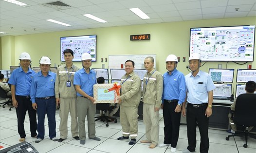 Đoàn công tác Công đoàn ĐLVN tặng quà cho CNLĐ đang trực ca tại Trung tâm điều khiển vận hành, Công ty Nhiệt điện Thái Bình. Ảnh: N.L  