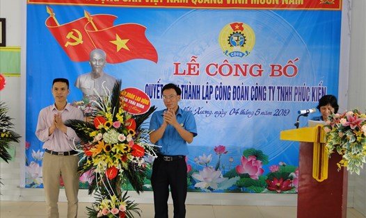 Phó Chủ tịch LĐLĐ tỉnh Nguyễn Thanh Bình (phải) tặng hoa chúc mừng BCH lâm thời CĐCS Cty.
