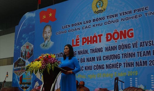 Đồng chí Trịnh Thị Thoa - Chủ tịch LĐLĐ tỉnh Vĩnh Phúc phát biểu tại buổi lễ phát động. 