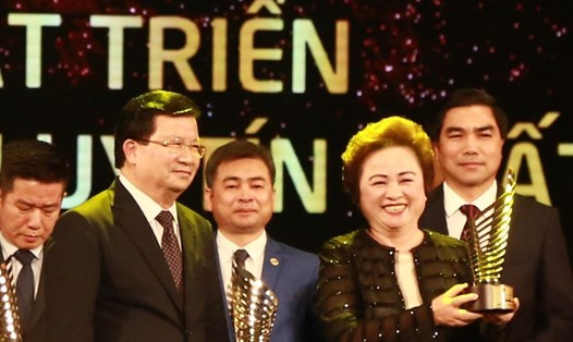 Madame Nguyễn Thị Nga, Chủ tịch Tập đoàn BRG đón nhận danh hiệu Nhà phát triển Bất động sản Uy tín nhất 2018. Ảnh: BRG 