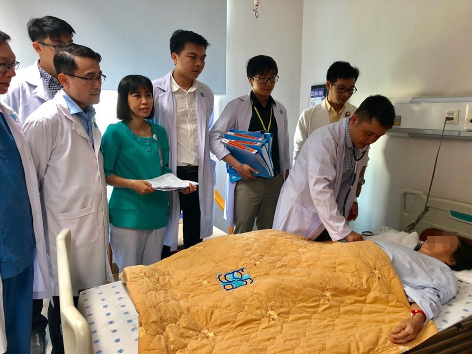 Ê kíp bác sĩ phẫu thuật thăm khám cho bệnh nhân Ê kíp bác sĩ phẫu thuật thăm khám cho bệnh nhân