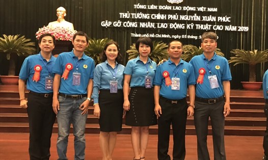 Chủ tịch CĐ Xây dựng Việt Nam Nguyễn Thị Thủy Lệ (thứ 3 từ phải sang) cùng các công nhân kỹ thuật cao ngành Xây dựng chụp ảnh lưu niệm.