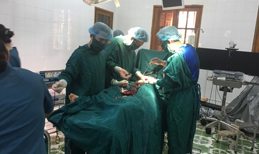 Các bác sĩ cấp cứu cho bệnh nhân chửa ngoài tử cung.