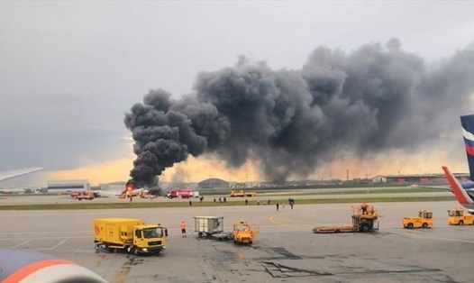 Hiện trường vụ cháy máy bay Nga. Ảnh: Reuters