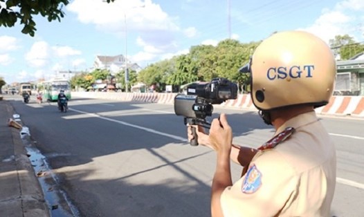 Lực lượng CSGT đo tốc độ phương tiện tham gia giao thông.