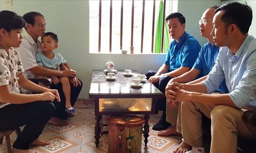 Đại lãnh đạo LĐLĐ tỉnh Ninh Bình tới thăm và tặng quà cho gia đình chị Trần Thị Hường có chồng bị chết do tai nạn lao động. Ảnh: NT