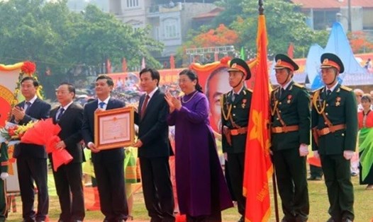 Đồng chí Tòng Thị Phóng, Phó Chủ tịch Thường trực Quốc hội trao Huân chương Độc lập hạng nhất cho tỉnh Điện Biên.
