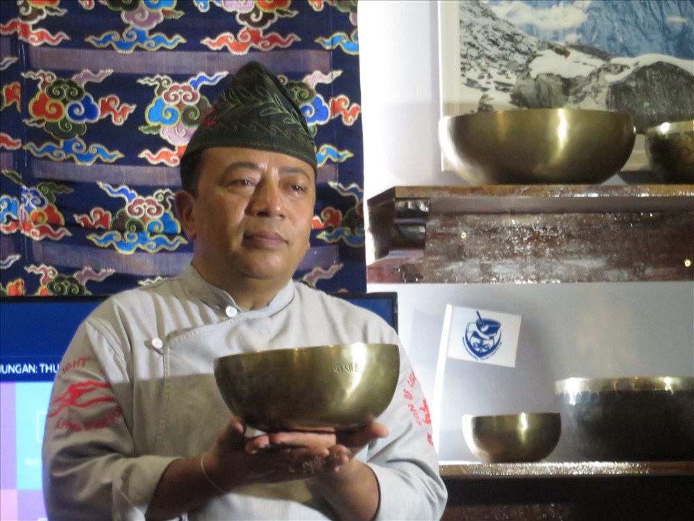 Ông Santa Ratna Shakya giới thiệu về chuông "Trăng rằm". Ảnh: Â.T