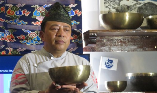 Ông Santa Ratna Shakya giới thiệu về chuông "Trăng rằm". Ảnh: Â.T