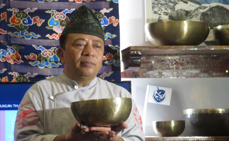 Ông Santa Ratna Shakya giới thiệu về chuông "Trăng rằm". Ảnh: Â.T