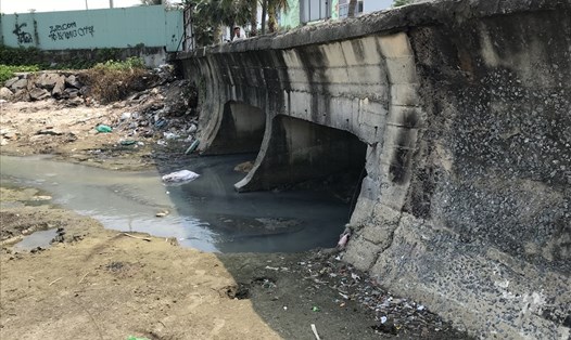 Một cống nước xả thải ở TP Đà Nẵng. 