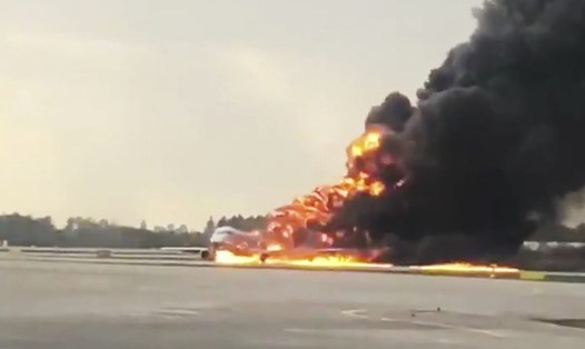 Hiện trường vụ cháy máy bay Nga. Ảnh: AP. 