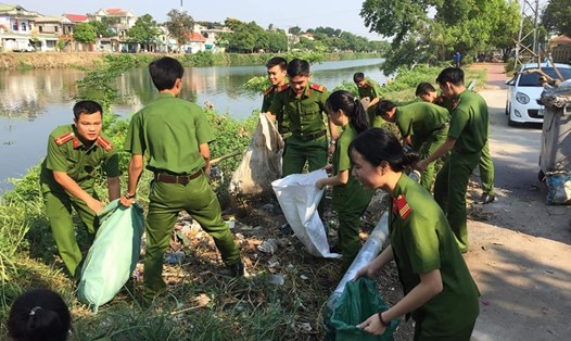 Các chiến sĩ dọn vệ sinh môi trường ở trên bờ.