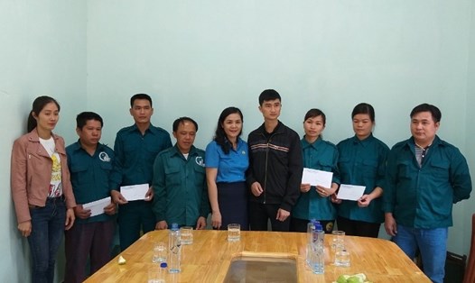 Chủ tịch LĐLĐ tỉnh Cao Bằng Nguyễn Ngọc Thư (giữa) trao quà cho người lao động khó khăn.