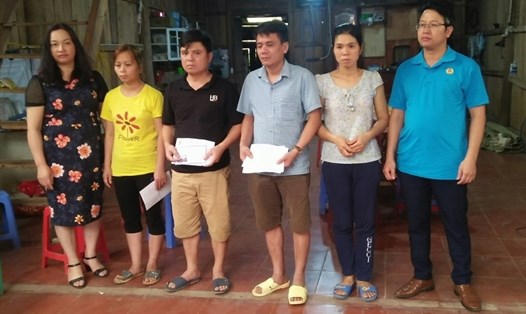 BTV LĐLĐ huyện Sìn Hồ (Lai Châu) trao hỗ trợ của LĐLĐ tỉnh và LĐLĐ huyện cho 2 thầy giáo.