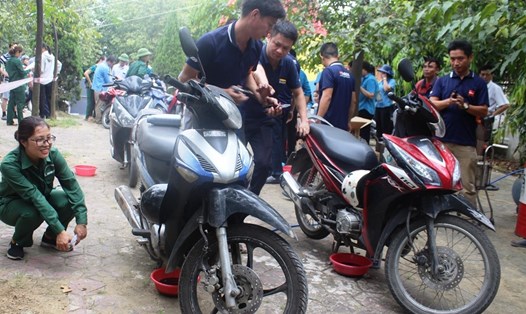 LĐLĐ tỉnh Nghệ An tổ chức thay dầu xe máy miễn phí cho công nhân vào sáng 7.5. Ảnh: Trần Tuấn