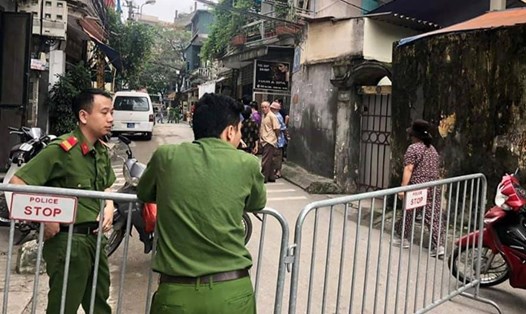 Lực lượng chức năng phong tỏa hiện trường, điều tra vụ việc. Ảnh: Nguyễn Thanh Hương.