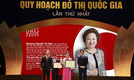 Bà Nguyễn Thị Nga - Chủ Tịch Tập đoàn BRG nhận giải thưởng Cá Nhân Xuất Sắc tiêu biểu. Ảnh: BRG 