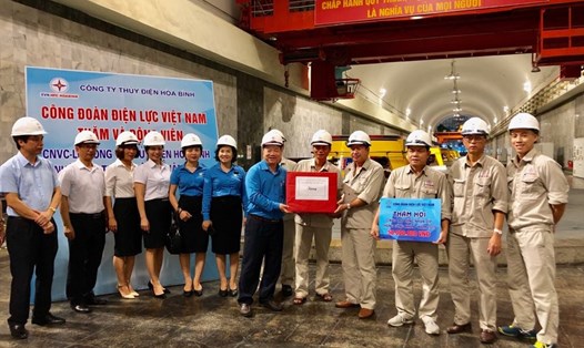 Đồng chí Khuất Quang Mậu - Chủ tịch Công đoàn Điện lực Việt Nam tặng quà CBCNV Cty thuỷ điện Hoà Bình. Ảnh: H.A