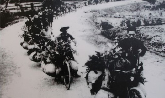 Đoàn xe thồ lương thực của người dân Thanh Hoá chi viện cho chiến trường Điện Biên. 