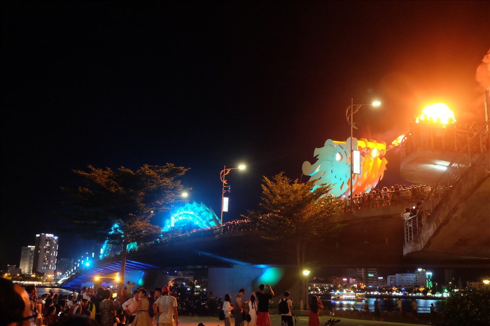 Cầu Rồng phun lửa.