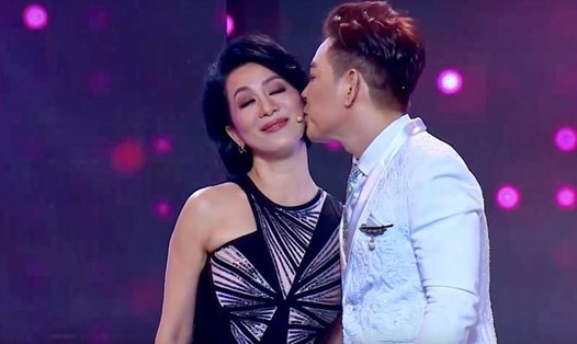 Nữ MC Nguyễn Cao Kỳ Duyên gợi ý để Đoàn Việt Phương trao cho mình một nụ hôn lên má.