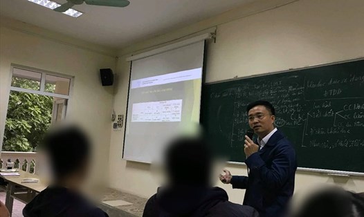 "Nhà báo quốc tế" Lê Hoàng Anh Tuấn trong một buổi dạy tại Học viện báo chí và tuyên truyền. 