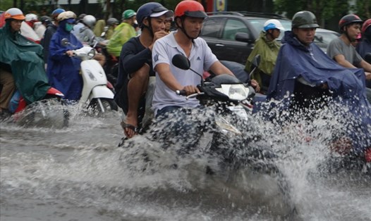 Nước ngập khu vực dưới chân cầu Nguyễn Hữu Cảnh sau cơn mưa lớn chiều 7.5.  Ảnh: M.Q