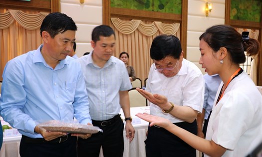 Phó Chủ tịch UBND tỉnh Đồng Tháp Phạm Thiện Nghĩa (bìa trái) trao đổi với đại diện Hiệp hội Lương thực Trung Quốc. Ảnh: LT