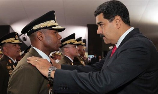 Tướng Manuel Cristopher Figuera (trái) được Mỹ dỡ bỏ trừng phạt vì quay lưng với Tổng thống Nicolas Maduro (phải). Ảnh: El Portal de Salta