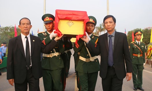 Lễ đón nhận hài cốt liệt sĩ quân tình nguyện và chuyên gia Việt Nam hy sinh trên nước bạn Lào. Ảnh: Hưng Thơ