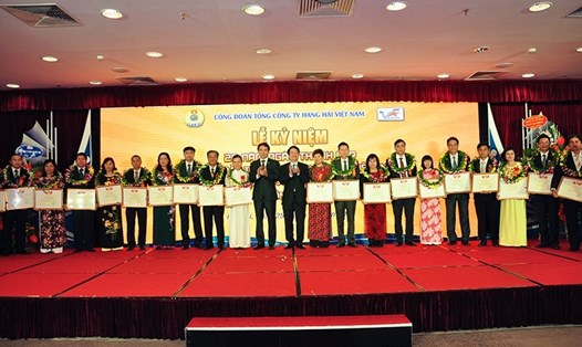 Lãnh đạo Công đoàn TCty Hàng Hải Việt Nam trao phần thưởng cho các cá nhân có thành tích cao. Ảnh: H.A
