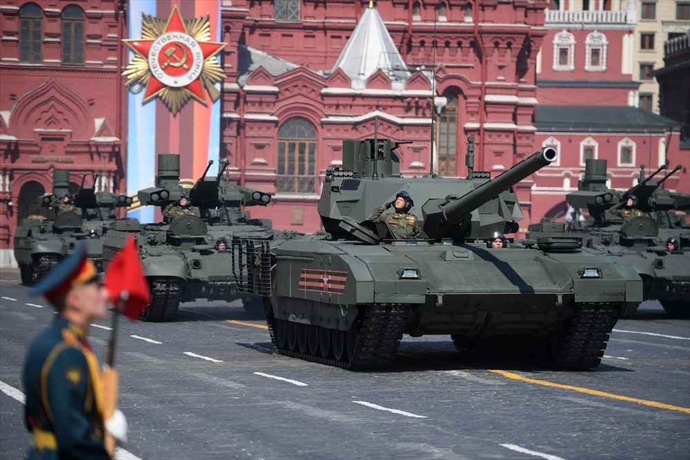 Xe tăng T-14 Armata và xe hỗ trợ BMPT tham gia buổi tổng duyệt. Ảnh: Sputnik 