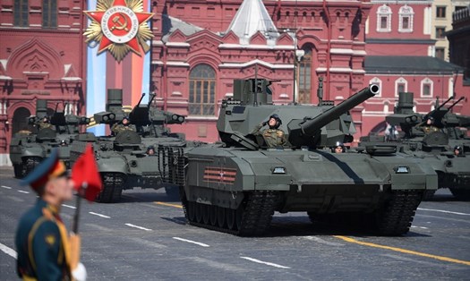 Xe tăng T-14 Armata và xe hỗ trợ BMPT tham gia buổi tổng duyệt. Ảnh: Sputnik 