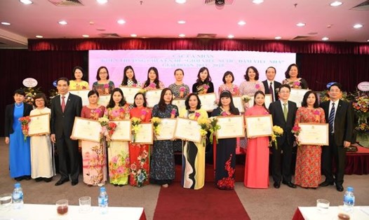 Lãnh đạo Công đoàn TCty Hàng hải Việt Nam tặng bằng khen cho các nữ CBCNV "Giỏi việc nước - đảm việc nhà" giai đoạn 2013-2018. Ảnh: H.A