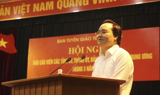 Bộ trưởng Bộ Giáo dục và Đào tạo Phùng Xuân Nhạ báo cáo tại Hội nghị. Ảnh Trần Vương