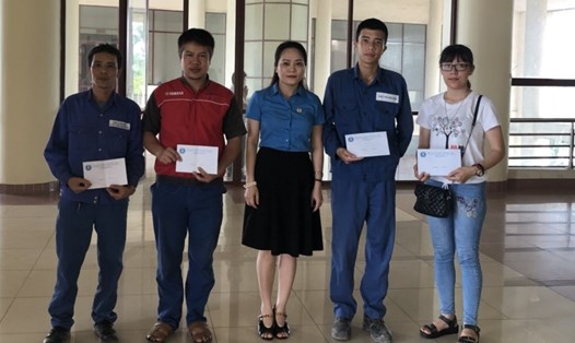Đại diện CĐ ngành Xây dựng Bắc Ninh trao quà cho CNVCLĐ khó khăn.  