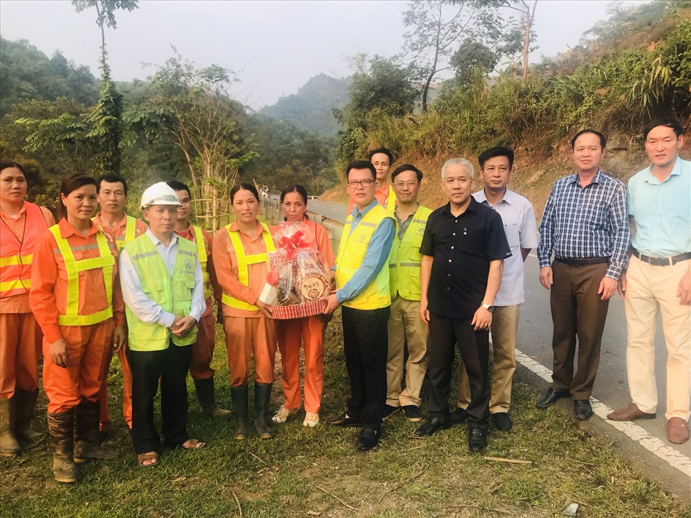 Đoàn công tác của Công đoàn Tổng cục Đường bộ Việt Nam trao quà cho CNLĐ. Ảnh: Q.T