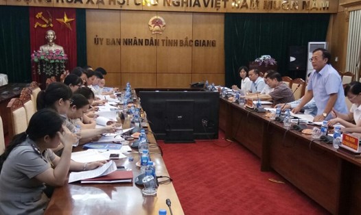 Buổi làm việc do UBND tỉnh Bắc Giang tổ chức diễn ra vào ngày 10.4 vừa qua nhằm tháo gỡ khó khăn trong việc giải quyết các chế độ với NLĐ của Cty Trường Thành. Ảnh: P.V