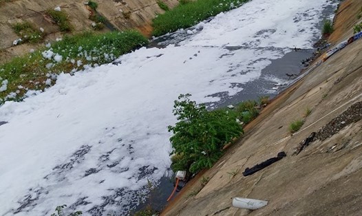Dòng kênh Ba Bò nổi đầy bọt trắng bay vào nhà dân ngày 7.5.