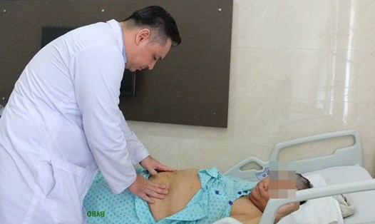 Bác sĩ thăm khám cho bệnh nhân C trước khi xuất viện