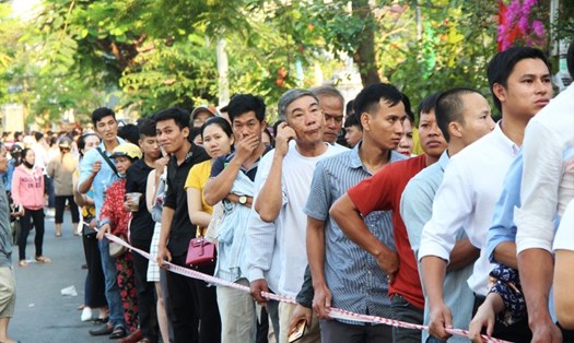Dòng người xếp hàng dài trên đường Phan Đình Phùng chờ lấy phiếu đăng ký tiêm chủng. 