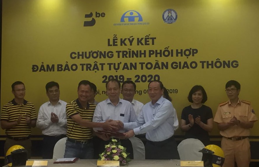 Ký kết Chương trình phối hợp đảm bảo trật tự an toàn giao thông 2019-2020. Ảnh: ĐT