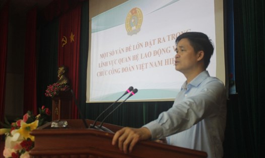 Phó Chủ tịch Tổng LĐLĐVN Ngọ Duy Hiểu trình bày tại hội nghị.