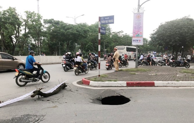 Hố tử thần tại nút Đại Cồ Việt - Trần Đại Nghĩa. Ảnh: Vân Nhi.